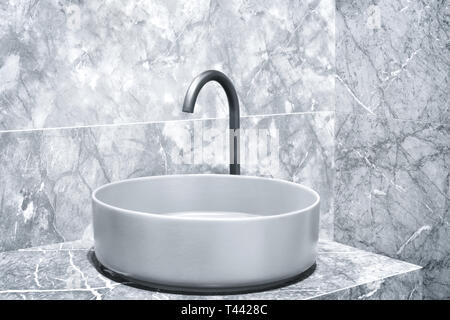 Mélangeur robinet de luxe sur un évier rond dans une belle salle de bains en marbre gris Banque D'Images