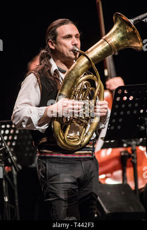 Milan Italie. 13 avril 2019. Musicien bosniaque Goran Bregovic et son orchestre il se produit sur la scène du Teatro degli Arcimboldi pendant les 'Trois Lett Banque D'Images