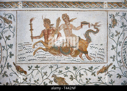 Photo d'une conception mosaïque romaine représentant des scènes de la vie de Dionysos, une scène avec Ichthyocentaurs à queue de poisson, et des centaures, de l'Nereids Banque D'Images