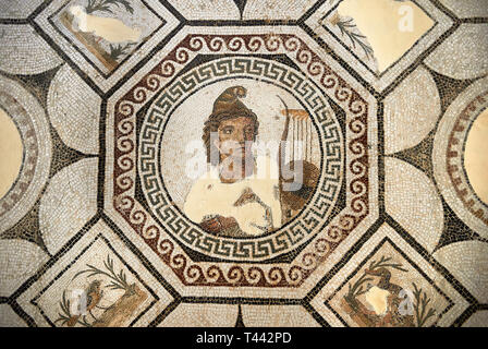 Photo d'une mosaïque romaine représentant Orphée design, dieu de la musique, jouant de sa lyre entouré par les animaux charmés par sa musique, à partir de l'ancienne cité romaine Banque D'Images