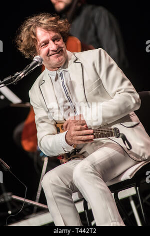 Milan Italie. 13 avril 2019. Musicien bosniaque Goran Bregovic et son orchestre il se produit sur la scène du Teatro degli Arcimboldi pendant les 'Trois Lett Banque D'Images