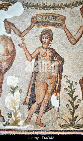 4e siècle panneau mosaïque romaine de la déesse Vénus de Ulules (elles), Tunisie. Vénus d'Aphrodite est accompagné par 2 femmes centaures, moitié de femmes h Banque D'Images