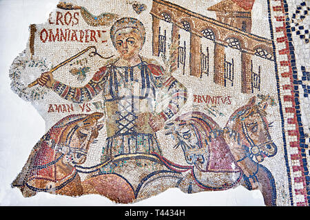 4e siècle mosaïque romaine de bord d'Eros, un char du cirque de la fraction rider rouge. De Dougga, Tunisie. Le Musée du Bardo, Tunis, Tunisie. Banque D'Images