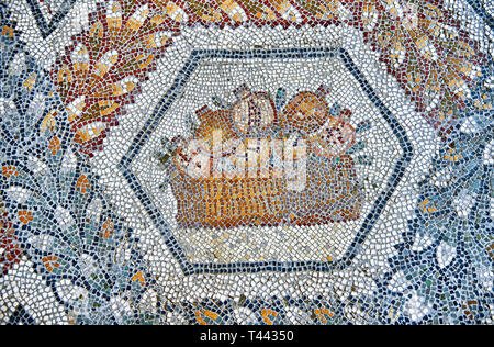 3e siècle mosaïque romaine de bord de grenades dans un panier de Thugga, en Tunisie. Le Musée du Bardo, Tunis, Tunisie. Banque D'Images