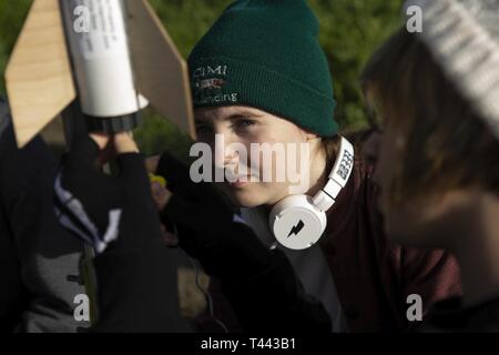 STARBASE Los Alamitos membre de l'équipe d'astromodelisme Paige Jones, 14, la neuvième année du centre, Silverado, montres comme coéquipier Gina Rodeghiero, 13, la septième année de la Habra, prépare leur fusée pour une pratique de lancer, le 13 mars 2019, à base d'entraînement de forces interarmées, Los Alamitos, en Californie. L'équipe a testé un autre moteur fusée et configuration des parachutes durant le vol, car ils se préparent à voler lance pour l'équipe de qualification America Rocketry Challenge (CARC) la concurrence en début d'avril. STARBASE Los Alamitos, qui est situé sur la base, est l'un des deux campus STARBASE DoD facil Banque D'Images