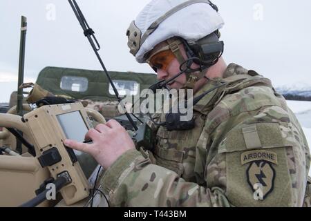 Le sergent de l'armée. Artem Shportun, affectés au siège de l'entreprise et de l'Administration centrale, 3e Bataillon, 509e Parachute Infantry Regiment d'infanterie, 4e Brigade Combat Team (Airborne), 25e Division d'infanterie de l'armée américaine en Alaska, entrées de données à l'aide d'un coup de feu de la mission de contrôle pour l'M121 120 mm Système de mortier au cours de l'entraînement au tir réel à Malemute Drop Zone, Joint Base Elmendorf-Richardson, Alaska, le 13 mars 2019. Les soldats ont perfectionné leurs compétences d'armes ont servi d'équipage en menant des missions d'incendie utilisant le M224 et M121 60 mm 120 mm systèmes de mortier. Shportun est originaire de Rocklin, Californie Banque D'Images