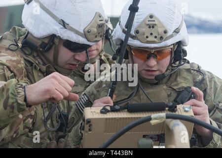 Des sergents de l'armée. Sean Albert, à gauche, et l'Artem Shportun, affectés au siège de l'entreprise et de l'Administration centrale, 3e Bataillon, 509e Parachute Infantry Regiment d'infanterie, 4e Brigade Combat Team (Airborne), 25e Division d'infanterie de l'armée américaine en Alaska, d'entrée de données à l'aide d'un coup de feu de la mission de contrôle pour l'M121 120 mm Système de mortier au cours de l'entraînement au tir réel à Malemute Drop Zone, Joint Base Elmendorf-Richardson, Alaska, le 13 mars 2019. Les soldats ont perfectionné leurs compétences d'armes ont servi d'équipage en menant des missions d'incendie utilisant le M224 et M121 60 mm 120 mm systèmes de mortier. Albert et Shportun sont indigènes Banque D'Images