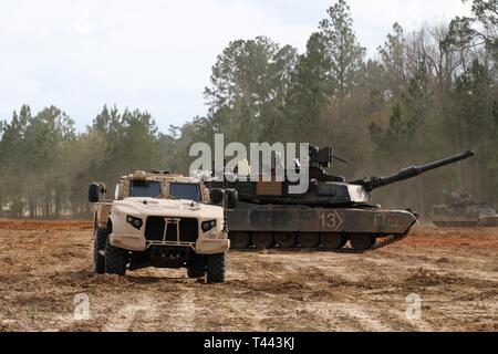 Soldats de la 1re Brigade blindée, l'équipe de combat de la 3ème Division d'infanterie ont été les premiers dans l'Armée de la lumière sur le terrain commun véhicule tactique (JLTV). Ici deux JLTVs sont parqués pendant une analyse après action au cours Marne Accent Fort Stewart, Ga. Marne Focus est le point culminant de la station d'accueil d'événements de formation conçu pour valider la mission de préparation de la 2e Brigade Combat Team, 3ème Division d'infanterie qui se préparent pour leur prochaine rotation pour le Centre National d'entraînement de Fort Irwin, CA. Banque D'Images