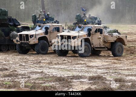 Soldats de la 1re Brigade blindée, l'équipe de combat de la 3ème Division d'infanterie ont été les premiers dans l'Armée de la lumière sur le terrain commun véhicule tactique (JLTV). Ici deux JLTVs sont parqués pendant une analyse après action au cours Marne Accent Fort Stewart, Ga. Marne Focus est le point culminant de la station d'accueil d'événements de formation conçu pour valider la mission de préparation de la 2e Brigade Combat Team, 3ème Division d'infanterie qui se préparent pour leur prochaine rotation pour le Centre National d'entraînement de Fort Irwin, CA. Banque D'Images