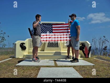 Au Japon, (Mar. 14, 2019) - Le Lieutenant Matthew Kelly, gauche, reenlists Aircrewman (Opérateur) 1re classe Michael Hauselmann, droite, toutes deux affectées à l'Escadron de patrouille des épéistes (VP) 47, au mémorial sur le mont Suribachi. Le monument est à la levée du drapeau lors de la bataille d'Iwo Jima sur sommet de Mt. Suribachi. Il dit : "Parmi les Américains qui ont servi sur Iwo Jima, rare bravoure était une vertu commune.' - Nimitz. Dédié à ceux qui se sont battus ici par le Commandement de l'Île AGF. Érigée par la 31e USNCB. Ancienne gloire a été soulevée sur ce site le 23 février 1945 par les membres du Deuxième Bataillon, 28ème Regi Banque D'Images