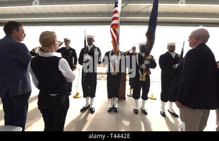 Panama City, FL -- La base navale américaine de la ville de Panama sur la garde d'honneur présente les couleurs lors d'une cérémonie en l'honneur du service d'un ancien combattant de la Marine de la Seconde Guerre mondiale, le Jeudi, Mars 14, 2019. Commandant, le cmdr. Jay Sego a présenté la Purple Heart et le Navy-Marine Corps médaille avec courage à la famille de Gunner's Mate 2e classe Wheeler R. Ervin pour combattre à bord d'actions l'Liberty Ship SS William W. Gerhard en août 1943. En tant que membre de la Marine de gardes armés dont la mission était de protéger les convois de navires Liberty, lui et son collègue Gunner's mates repoussé avec succès deux aerial Banque D'Images