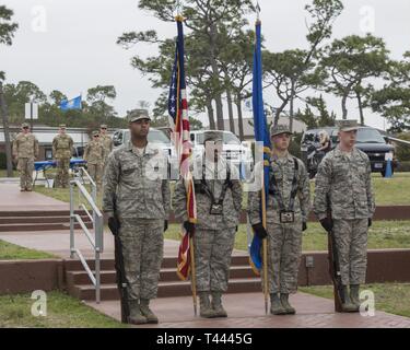 Les membres de l'Hurlburt Field sur la garde d'honneur présente les couleurs pendant le jockey-14 Cérémonie commémorative du 25e anniversaire à Hurlburt Field, en Floride, le 14 mars 2019. Jockey-14 a connu une explosion en vol, qui a tué huit des 14 membres d'équipage qui ont été un soutien à l'Opération Espoir Continuer II en Somalie. Banque D'Images