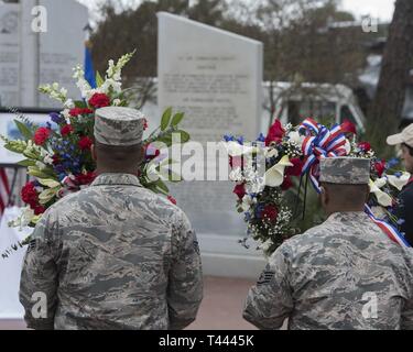 Les membres de l'Hurlburt Field sur la garde d'honneur présente les couronnes pendant le jockey-14 Cérémonie commémorative du 25e anniversaire à Hurlburt Field, en Floride, le 14 mars 2019. Les couronnes étaient placées en l'honneur de l'équipage de Jockey-14 qui ont fait le sacrifice ultime au cours de l'opération continuent d'espoir II. Banque D'Images