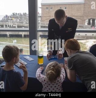 CHARLESTON, S.C. (16 mars 2019) Le Lieutenant Joel Harding, Météorologie et océanographie numérique flotte Centre, s'adresse aux visiteurs de l'aquarium à l'Aquarium de Caroline du Sud Charleston au cours de la Semaine de la Marine, le 16 mars. Le programme de la Semaine de la Marine est le principal effort de sensibilisation de la marine dans les régions du pays sans une importante présence de la Marine. Banque D'Images