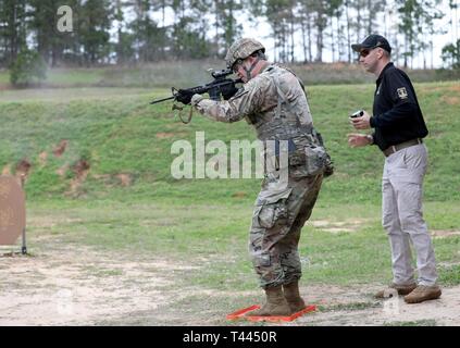 Le sergent de l'armée américaine. 1re classe Joshua Richmond, un deux fois Olympienne et Hillsgrove, New York native qui est instructeur à l'adresse au tir de l'armée américaine, l'Unité de veille sur un concurrent à l'armée américaine championnats de petit calibre à Fort Benning, Géorgie, 10 au 16 mars 2019. L'assemblée annuelle, la concurrence d'une semaine, c'est organisé par l'armée américaine est l'unité de tir de l'Armée de l'adresse au tir de premier plan de la concurrence que les tests des soldats des deux leurs armes primaires et secondaires à 11 différents cours d'incendie. Banque D'Images