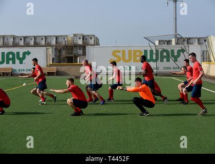 Les marins de la marine française chauffer pendant un match de football contre le personnel affecté à la Force opérationnelle combinée Force-Horn de l'Afrique (CJTF-HOA), au Camp Lemonnier, Djibouti, le 16 mars 2019. Plus de 50 marins français en compétition contre-HOA GFIM dans les deux membres de soccer amical et ultimate frisbee matches pour aider à favoriser une meilleure relation et l'esprit de corps entre les pays partenaires. Banque D'Images