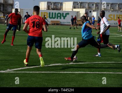 Les marins de la marine française et le personnel affecté à la Force opérationnelle combinée Force-Horn de l'Afrique (CJTF-HOA) Jouer au soccer au Camp Lemonnier, Djibouti, le 16 mars 2019. Plus de 50 marins français en compétition contre-HOA GFIM dans les deux membres de soccer amical et ultimate frisbee matches pour aider à favoriser une meilleure relation et l'esprit de corps entre les pays partenaires. Banque D'Images