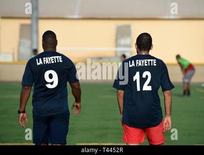 Les marins de la marine française et le personnel affecté à la Force opérationnelle combinée Force-Horn de l'Afrique (CJTF-HOA) jouer ultimate frisbee, au Camp Lemonnier, Djibouti, le 16 mars 2019. Plus de 50 marins français en compétition contre-HOA GFIM dans les deux membres de soccer amical et ultimate frisbee matches pour aider à favoriser une meilleure relation et l'esprit de corps entre les pays partenaires. Banque D'Images