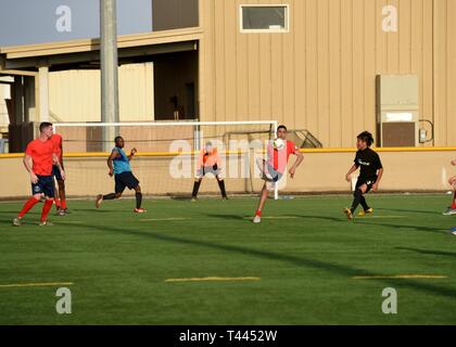 Les marins de la marine française et le personnel affecté à la Force opérationnelle combinée Force-Horn de l'Afrique (CJTF-HOA) Jouer au soccer au Camp Lemonnier, Djibouti, le 16 mars 2019. Plus de 50 marins français en compétition contre-HOA GFIM dans les deux membres de soccer amical et ultimate frisbee matches pour aider à favoriser une meilleure relation et l'esprit de corps entre les pays partenaires. Banque D'Images