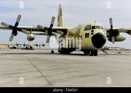 Les aviateurs américains de la 724ème escadron de la mobilité de l'Air de charger l'équipement sur une gendarmerie royale marocaine Air Force C-130H Hercules à la base aérienne d'Aviano, en Italie, le 16 mars 2019. L'aéronef a visité la base d'Aviano en préparation de l'African Lion 19, un exercice qui représente une continuation des États-Unis et le Maroc liens de longue date et la coopération en matière de sécurité. Banque D'Images