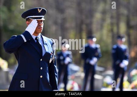 Sean Perry, Senior Airman un Columbus Air Force Base Garde de cérémonie, rend hommage à John Lancaster's, un ancien combattant de la Seconde Guerre mondiale, le 16 mars 2019, coffret, Centre Hill Baptist Church Cemetery à Hamilton, Mississippi. La Columbus Air Force Base sur la garde d'honneur est l'emploi principal est de fournir les honneurs militaires à tous les aviateurs tombés. Banque D'Images