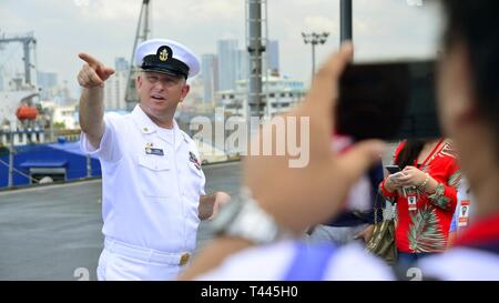 Manille, Philippines (17 mars 2019) - Spécialiste de la communication de masse en chef Charles Ludwig, de Houma, en Louisiane, mène une tournée à bord de navire amiral de la flotte 7 USS Blue Ridge (CAC 19) pour les citoyens de la ville de Quezon barangay de Blue Ridge 'B.' Blue Ridge est le plus ancien navire opérationnel dans la marine et, en tant que navire de commandement 7e Flotte, travaille activement pour favoriser les relations avec les alliés et partenaires dans la région Indo-Pacifique. Banque D'Images