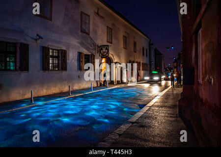 Zagreb, Croatie - Mars 2019 : Wrother comme rue illuminée lors du Festival de la lumière dans la partie médiévale de la ville de Zagreb en belle vue de nuit attire Banque D'Images