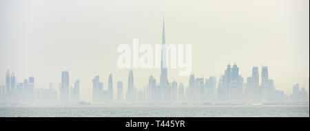 Superbe vue panoramique de la ville de Dubaï avec le magnifique Burj Khalifa et beaucoup d'autres tours, gratte-ciel et bâtiments. Banque D'Images