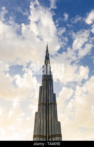 Vue imprenable sur la magnifique Burj Khalifa lors d'un incroyable coucher du soleil et un ciel nuageux. Dubaï, Émirats arabes unis. Banque D'Images