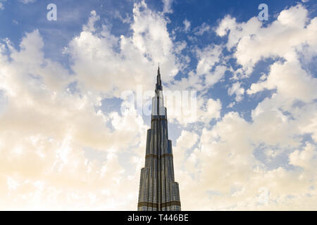 Vue imprenable sur la magnifique Burj Khalifa lors d'un incroyable coucher du soleil et un ciel nuageux. Dubaï, Émirats arabes unis. Banque D'Images