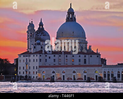 Vue aérienne de Santa Maria della Salute à Venise en Italie pendant le coucher du soleil Banque D'Images