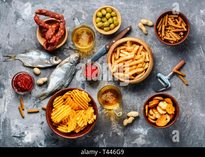 Sélection de bières et des collations.Chips, poisson, saucisses de bière sur la table Banque D'Images