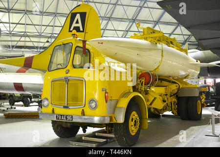 Hawker Sidley Blue Steel missile air-sol affiché sur un transporteur mandant, à la RAF Museum, London, UK Banque D'Images