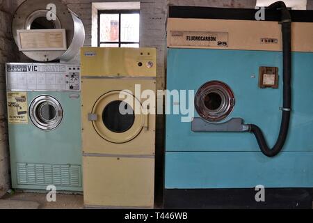 Nettoyage à Sec machines a la boutique longue Museum, Leiston, Suffolk, UK. Ils ont été réalisés dans l'usine en une seule fois. Banque D'Images