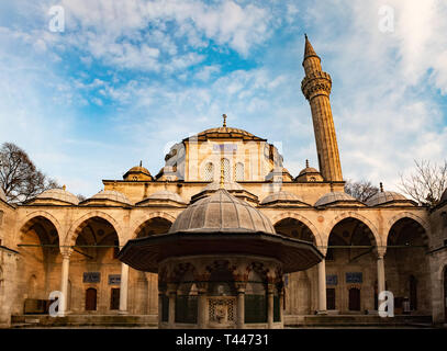 La nouvelle mosquée Yeni Valide Camii, une mosquée impériale ottomane architecture d'intérieur à Istanbul, Turquie, du district d'Eminonu Banque D'Images