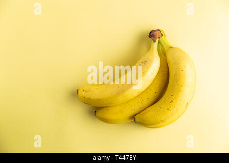 Les bananes jaunes mûrs fruits, bande de bananes mûres sur fond jaune Banque D'Images