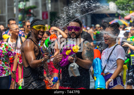 Bangkok, Thaïlande - 12 Avril 2019 : l'eau lutte sur les rues de quartier Silom dans le cadre de la fête de Songkran, le nouvel an thaïlandais celebratio Banque D'Images