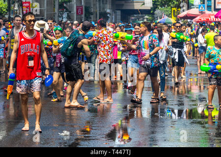 Bangkok, Thaïlande - 12 Avril 2019 : l'eau lutte sur les rues de quartier Silom dans le cadre de la fête de Songkran, le nouvel an thaïlandais celebratio Banque D'Images