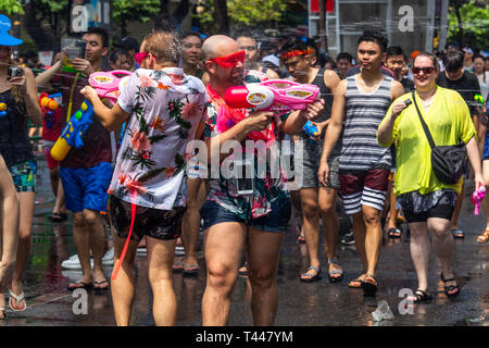 Bangkok, Thaïlande - 12 Avril 2019 : l'eau lutte sur les rues de quartier Silom dans le cadre de la fête de Songkran, le nouvel an thaïlandais celebratio Banque D'Images