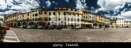 Vue sur les arcades de la place de la ville de Greve in Chianti, Toscane Banque D'Images