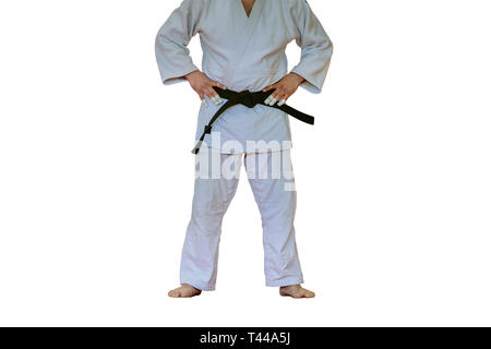 Le judoka en kimono blanc et ceinture noir isolé sur fond blanc