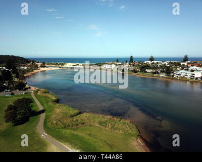 Narrabeen Lagon, plages du nord de Sydney plus grand estuaire de système. Vue depuis le parc au bord du lac (Sydney, Australie) Banque D'Images