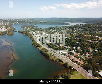 Vue aérienne du lac Narrabeen. Sydney CBD dans l'arrière-plan. Banque D'Images