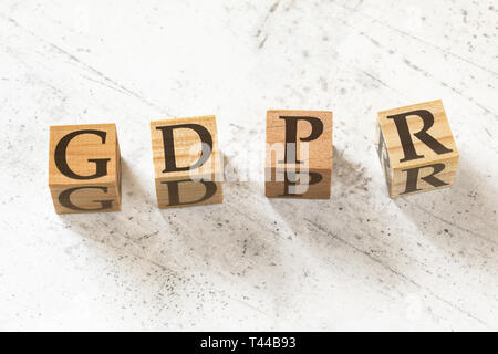 Quatre cubes en bois avec des lettres PIBR sens Règlement général sur la protection des données sur carte de travail d'un blanc. Banque D'Images