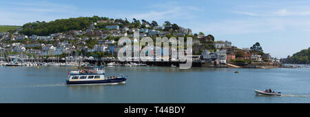 Dartmouth Devon vue panoramique sur River Dart à Kingswear avec ciel bleu et bateaux Banque D'Images