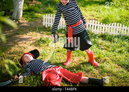 Les enfants jouent à l'arrière-cour pirates Banque D'Images