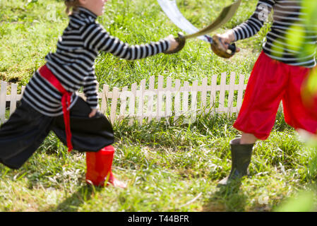 Les enfants jouent à l'arrière-cour pirates Banque D'Images