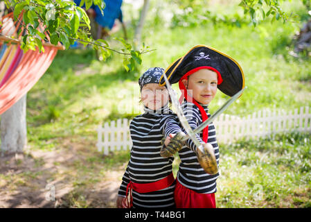 Les enfants jouent à l'extérieur des pirates Banque D'Images