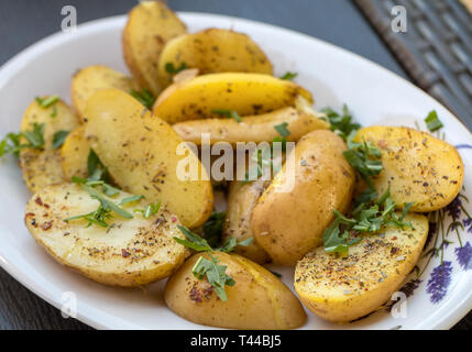 Pommes de terre aux herbes saupoudrée de persil vert Banque D'Images