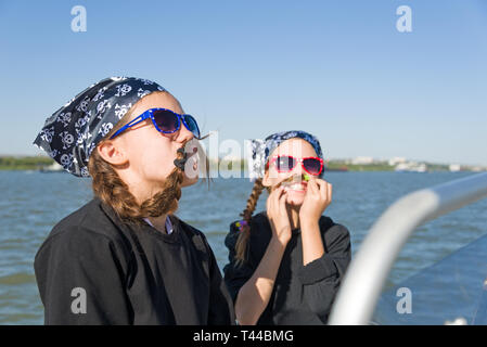 Les enfants de la voile et de jouer les pirates Banque D'Images